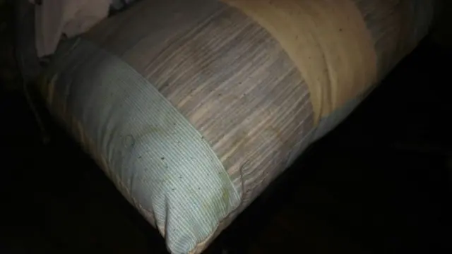 Tələbələrin dediyinə görə, yataq dəsti olaraq onlara verilən yeganə döşək yenə də "çirklidir"