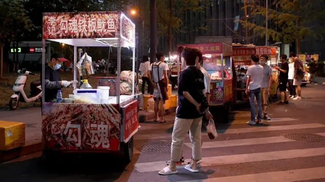 中國在疫情後放寬對流動商販擺攤設點的限制,以促進就業。