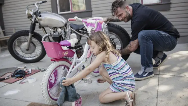 Memperbaiki sepeda dan motor.