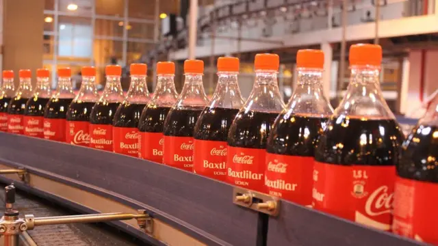 Ўзбекистондаги Coca-cola заводи конвейери