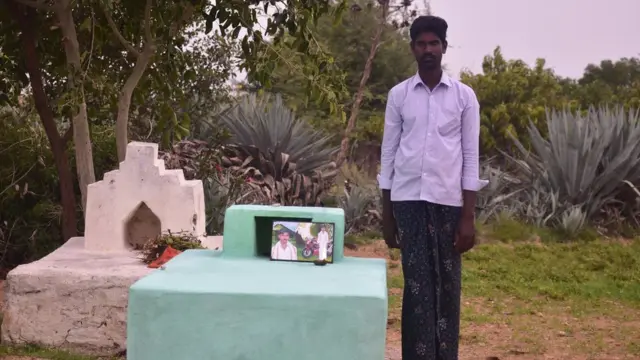 తండ్రి సమాధి వద్ద మాధవయ్య