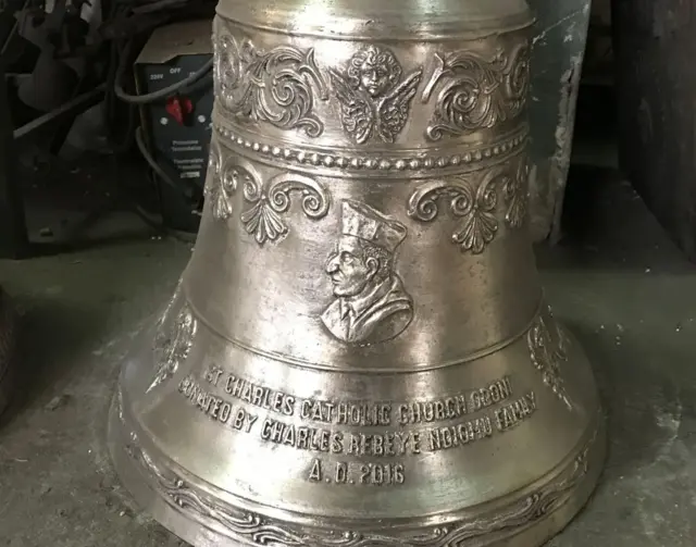 نمای نزدیک از ناقوس