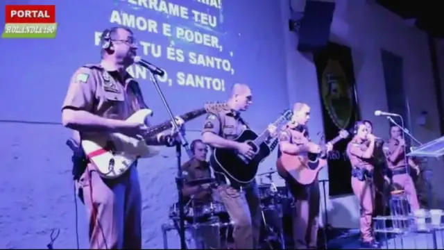 Policiais militares do Paraná usam farda e cantam armados durante cerimônia religiosa