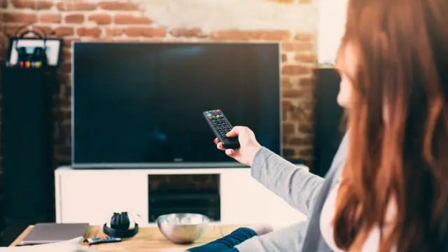 Mulher liga televisão