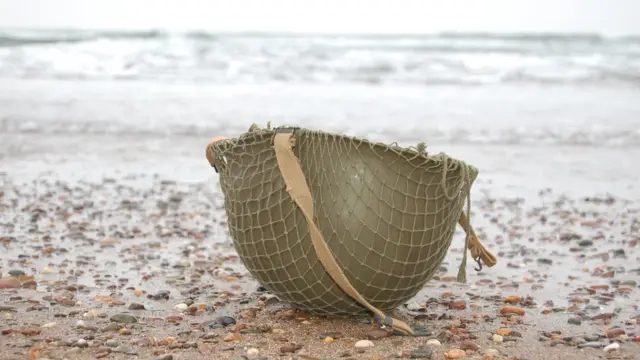 Каска в прибое