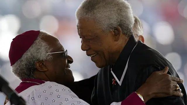 Tutu junto al ícono de la lucha antiapartheid Nelson Mandela.