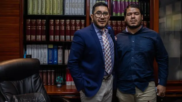 Tomás Obando y su abogado