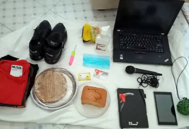 • لیدیا پرستار بخش زایمان در نایروبی است و در دوره همه‌گیری باید پنج روز در هفته سر کار می‌رفت. او در این دوره بیش از گذشته به آش‌پزی و کیک‌پزی رو آورد و در خانه‌اش برنامه آوازخوانی برگزار می‌کرد تا ذهنش را آرام کند