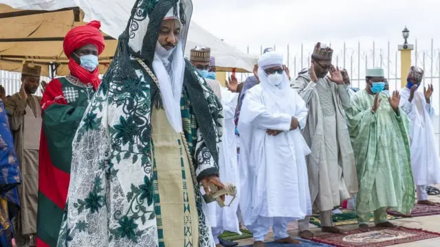Tsohon Sarkin Kano Muhammadu Sanusi na II ya jagoranci Sallar Idi a birnin Lagos da ke kudancin Najeriya...