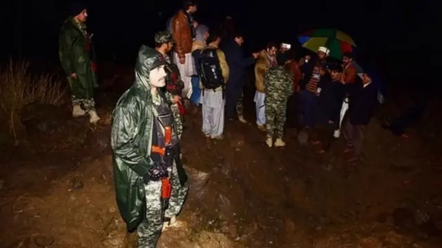 বালাকোটে ভারতীয় বিমান হামলার স্থানটি সাংবাদিকদের দেখাচ্ছে পাকিস্তানের সেনাবাহিনী। পাকিস্তান দাবি করেছে একজনও ভারতীয় বোমায় একজনও মারা যায়নি