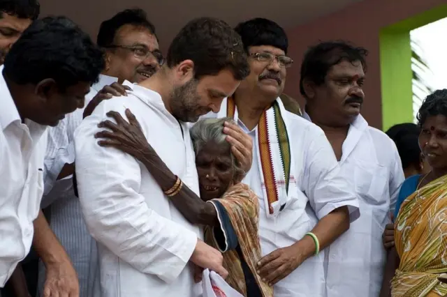 ગરીબ મહિલાને ગળે મળતા રાહુલ ગાંધી