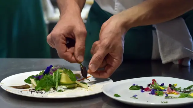 Одно из блюд ресторана Le Suquet в городке Лайоль на юге Франции