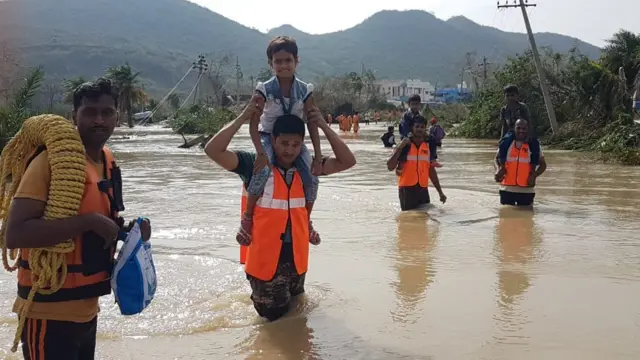 తుపాను అనంతరం సహాయచర్యలు