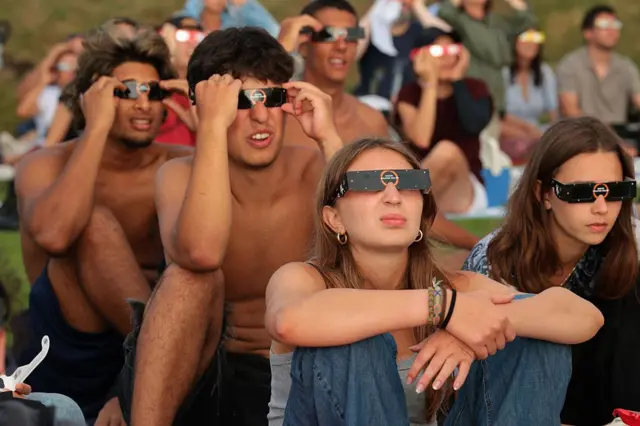 Jóvenes observando el eclipse en Galicia, España.