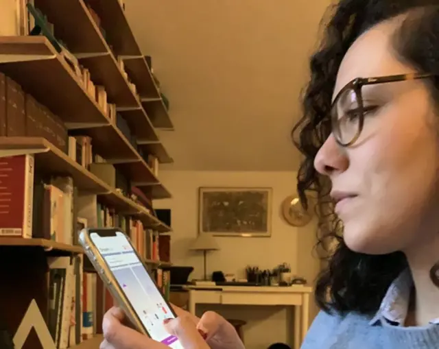 امرأة تطالع هاتفها المحمول