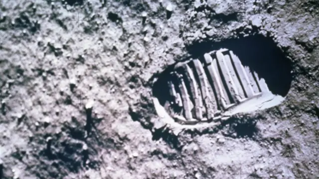 آثار أقدام أول بشر على القمر