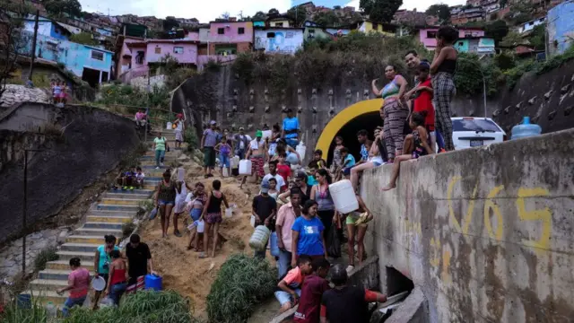 Su kesintisi yaşanan bazı bölgelerde insanlar su kuyruğunda