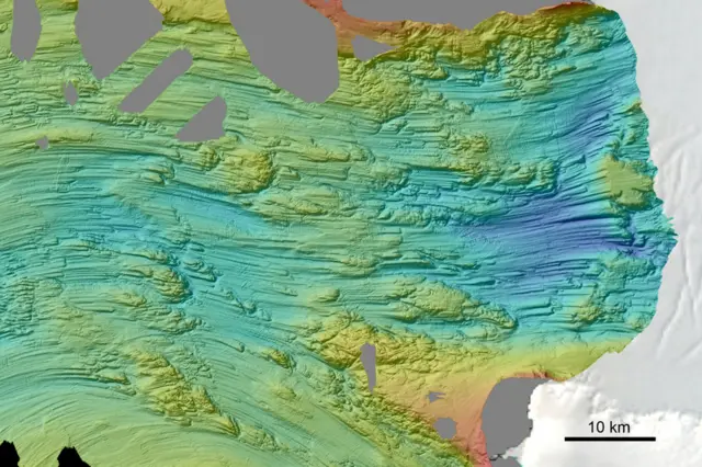 Marcas deixadas no leito marinho na região ocidental da Antártida pelo movimento do gelo para a direita