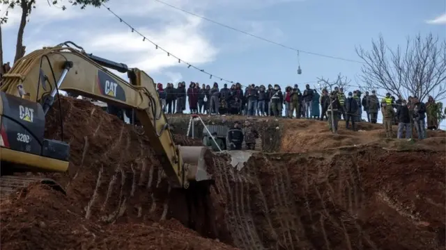 Maquinaria pesada trabajando en el sitio del incidente