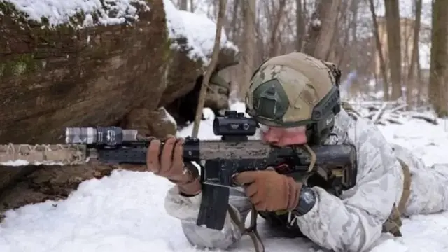 ஸ்னைப்பர் ஆயுதத்துடன் ராணுவ வீரர்