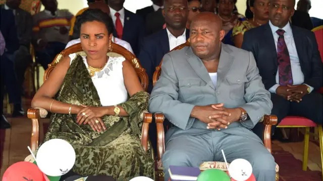 Umunyabanga mukuru wa CNDD FDD (i buryo n'umutambukanyi wiwe) Evariste Ndayishimiye mu nama idasanzwe ya CNDD FDD i Gitega