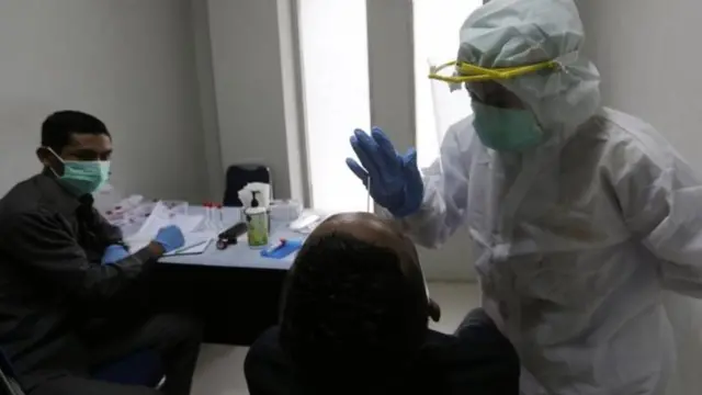 Pemeriksaan usap di Universitas Syah Kuala, Banda Aceh.