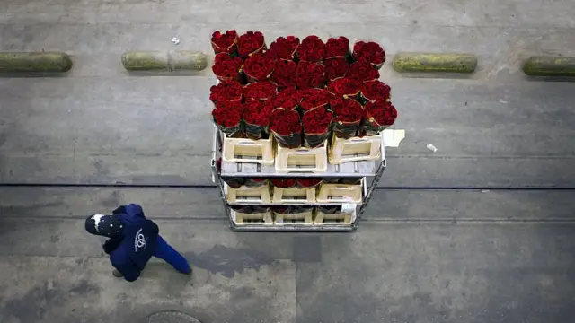 Trolley con flores y hombre
