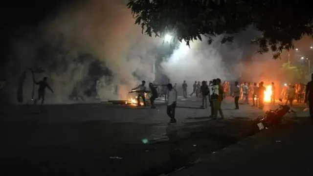 বিক্ষোভকারীদের সরাতে টিয়ারগ্যাস ছোড়ে পুলিশ