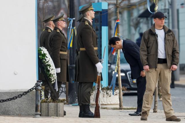 2014年からのロシアとの戦いで死亡したウクライナ兵を追悼する慰霊碑を訪れた岸田首相（21日、キーウ）