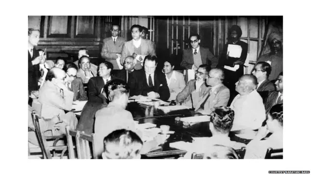 जानेवारी 1948 मध्ये पत्रकारांशी संवाद साधताना व्ही.पी.मेनन आणि सरदार पटेल