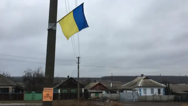 Український прапор у центрі Катеринівки у "сірій зоні". Звідси до позицій сепаратистів - менше двох кілометрів