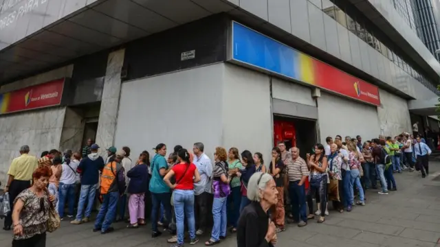 वेनेज़ुएला में नोटबंदी के बाद बैंकों के आगे लंबी कतारें