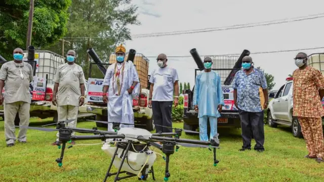 Ooni Adeyeye Enitan Ogunwusi Ojaja II dey number three to di left.