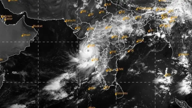 सकाळी 10.30 ते 11च्या सुमारास अशी आहे वादळाची परिस्थिती