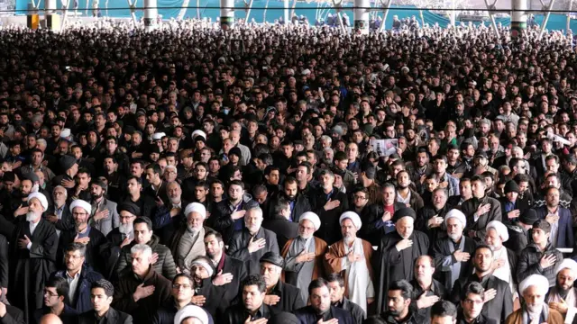 People attend the funeral ceremony of Akbar Hashemi Rafsanjani in Tehran, Iran (10 January 2017)