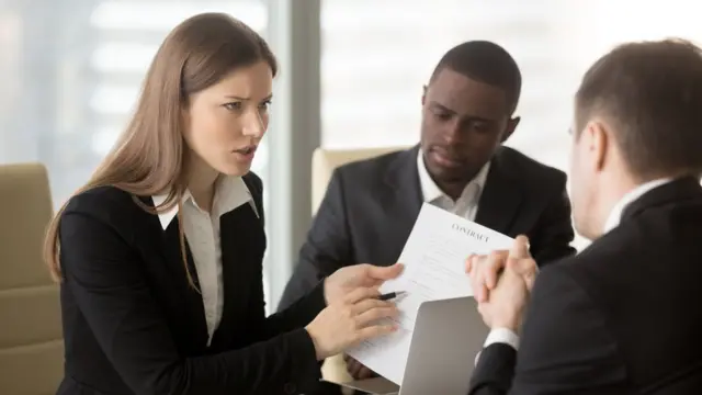 การถกเถียงแบบที่นักวิทยาศาสตร์ทำคือยอมรับฟังและเปลี่ยนความเห็นหากเห็นว่าอีกฝ่ายนำเสนอข้อโต้แย้งที่ดี ไม่ใช้วาจาเชือดเฉือนแต่ใช้เหตุผลแทน