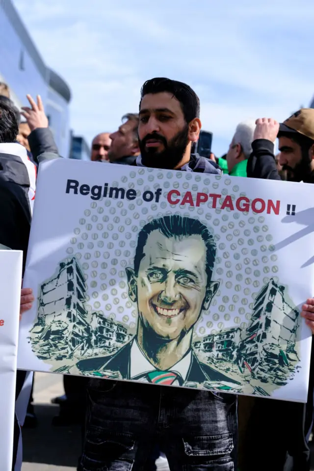 протестующий в Брюсселе