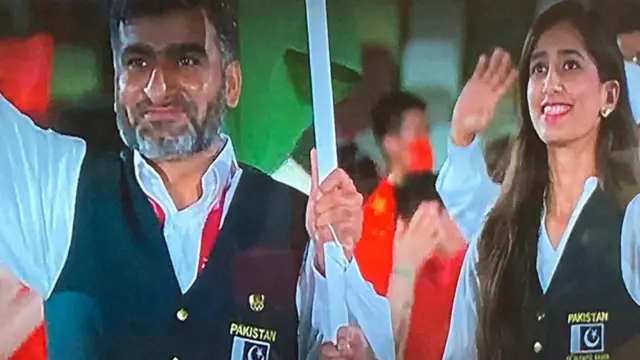 ماحور شہزاد اور خلیل اختر نے زیادہ تر ماسک اتارا ہوا تھا جس کے بارے میں کئی جگہوں پر بات بھی کی گئی