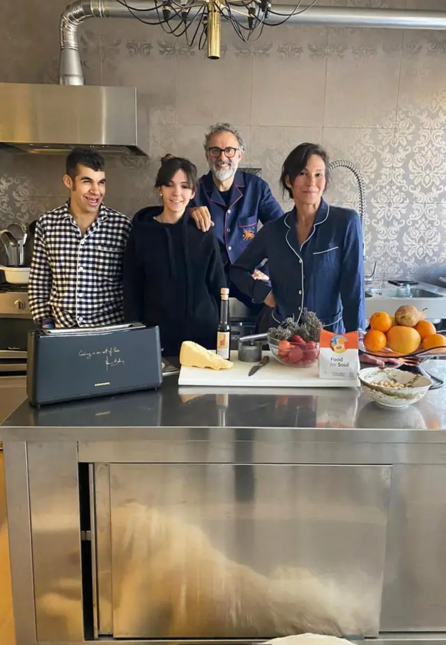 隔離在家的波圖拉通過互聯網展露拿手廚藝