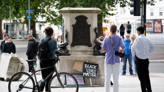 ব্রিস্টলে দাস ব্যবসায়ী এডওয়ার্ড কোলস্টনের মূর্তি নামিয়ে নদীতে ফেলে দেবার পর শুধু নিচের স্তম্ভটা এখন দাঁড়িয়ে (৮ই জুন ২০২০)