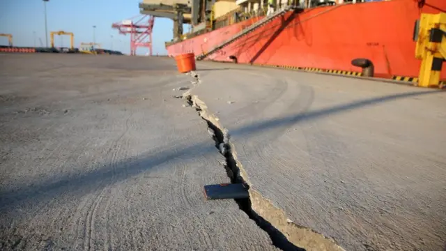 صدع في ميناء بوهانغ يكشف عن مدى قوة الزلزال الذي ضرب المدينة في نوفمبر/تشرين الثاني عام 2017، وأسفر عن إصابة أكثر من 100 شخص بجروح