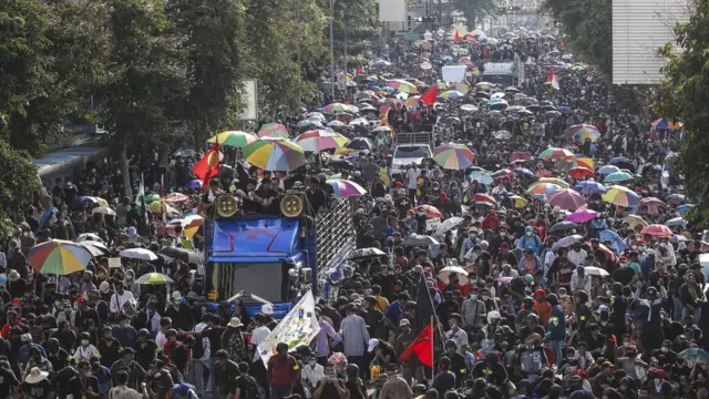 Protester head towards the government house during an anti-government rally in Bangkok, Thailand, 14 October 2020.