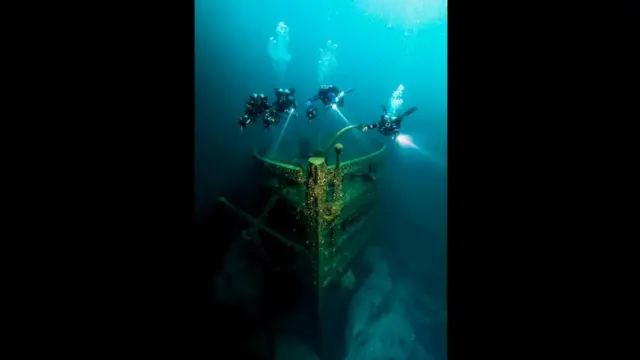 Грузовое судно Eber Ward лежит на дне в проливе Макино, соединяющем два Великих озера — Гурон и Мичиган. Оно затонуло в 1909 году