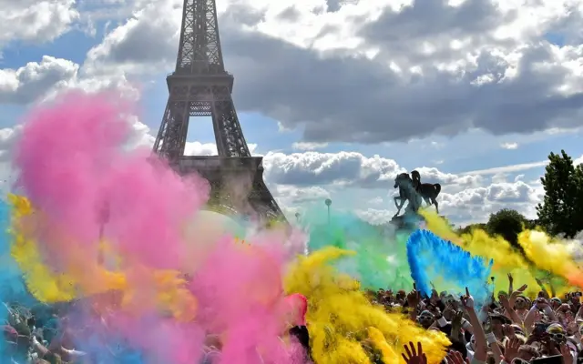 Disneyland’ı, Fransa’nın başkenti Paris’teki Eyfel Kulesi izliyor.