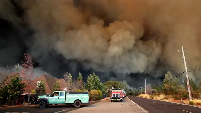 Muro de humo avanzando hacia un pueblo.