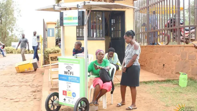 Des kiosques intelligents qui fournissent connexion, accès de services digitales et chargement de téléphone en utilisant un mini serveur et l'énergie solaire.