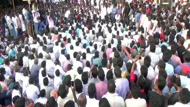 நெடுவாசலில் தொடரும் போராட்டம்: குறையாத கூட்டம்