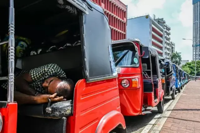 श्रीलङ्कामा तेल अभाव