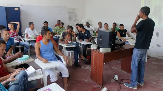 Hombres en el taller