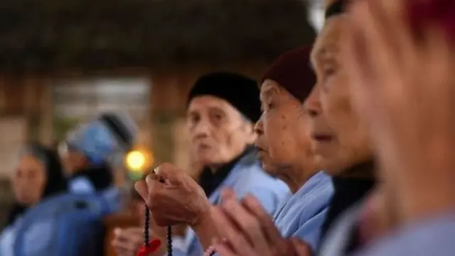 Pemeluk Buddha di pagoda.